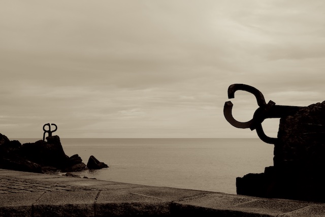 Peine del Viento sculpture