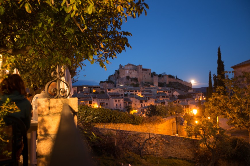 The town of Alquézar at night